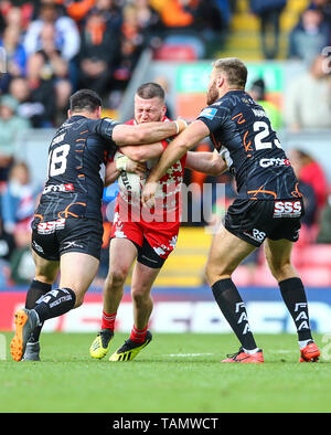Anfield, Liverpool, Royaume-Uni. 26 mai, 2019. Rugby League Week-end magique Dacia ; Matty Costello de St Helens est abordé par Matt Cook et Maher de Castleford Tigers : Action Crédit Plus Sport/Alamy Live News Banque D'Images
