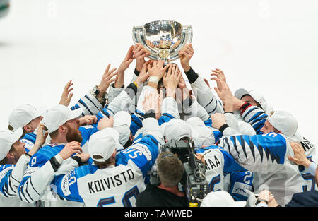 Bratislava, Slovaquie. 26 mai, 2019. La Finlande a remporté le titre et célébrer le trophée CANADA - FINLANDE 1-3 Kanada - Finlande dernier Championnat du Monde de Hockey Championships à Bratislava, Slovaquie, Slovaquie, 26 mai 2019, de la saison 2018/2019, le Crédit : Peter Schatz/Alamy Live News Banque D'Images