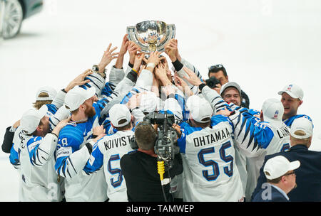 Bratislava, Slovaquie. 26 mai, 2019. La Finlande a remporté le titre et célébrer le trophée CANADA - FINLANDE 1-3 Kanada - Finlande dernier Championnat du Monde de Hockey Championships à Bratislava, Slovaquie, Slovaquie, 26 mai 2019, de la saison 2018/2019, le Crédit : Peter Schatz/Alamy Live News Banque D'Images