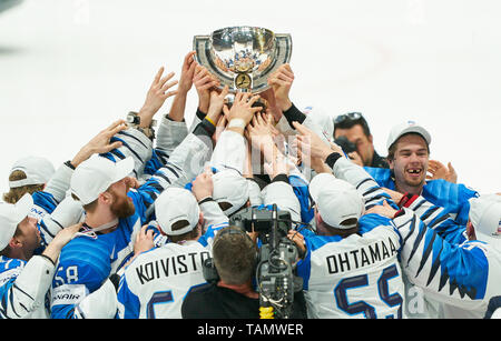 Bratislava, Slovaquie. 26 mai, 2019. La Finlande a remporté le titre et célébrer le trophée CANADA - FINLANDE 1-3 Kanada - Finlande dernier Championnat du Monde de Hockey Championships à Bratislava, Slovaquie, Slovaquie, 26 mai 2019, de la saison 2018/2019, le Crédit : Peter Schatz/Alamy Live News Banque D'Images