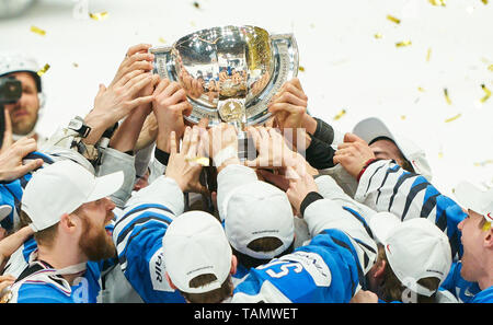 Bratislava, Slovaquie. 26 mai, 2019. La Finlande a remporté le titre et célébrer le trophée CANADA - FINLANDE 1-3 Kanada - Finlande dernier Championnat du Monde de Hockey Championships à Bratislava, Slovaquie, Slovaquie, 26 mai 2019, de la saison 2018/2019, le Crédit : Peter Schatz/Alamy Live News Banque D'Images