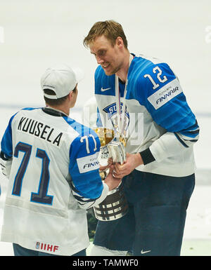 Bratislava, Slovaquie. 26 mai, 2019. Marko ANTTILA, FIN 12, Kristian KUUSELA, FIN 71 La Finlande a remporté le titre et célébrer le trophée CANADA - FINLANDE 1-3 Kanada - Finlande dernier Championnat du Monde de Hockey Championships à Bratislava, Slovaquie, Slovaquie, 26 mai 2019, de la saison 2018/2019, le Crédit : Peter Schatz/Alamy Live News Banque D'Images