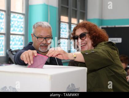 Rome, Italie. 26 mai, 2019. Les électeurs votent dans un bureau de vote de Rome, Italie, le 26 mai 2019. Le Parlement européen (UE) élections a commencé en Italie le dimanche. Credit : Cheng Tingting/Xinhua/Alamy Live News Banque D'Images