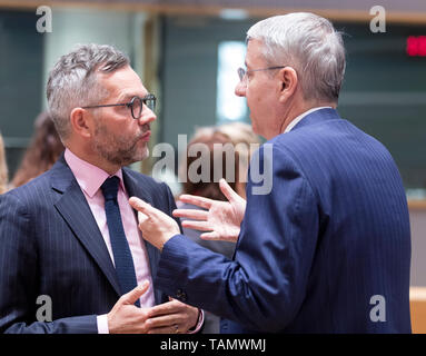 21 mai 2019, Belgique, Bruxelles : 21.05.2019, Belgique, Bruxelles : Ministre d'État fédérale Michael Roth (L) des entretiens avec le ministre roumain pour l'Europe et Président du Conseil George Ciamba (R) avant le début d'une réunion des ministres de l'UE des Affaires générales le 21 mai 2019 dans le bâtiment Europa à Bruxelles. Le Conseil Affaires générales coordonne les préparatifs pour les réunions du Conseil européen. Il est également responsable de plusieurs domaines politiques. Le GAC est essentiellement composé des ministres des affaires étrangères de tous les États membres de l'UE. La Commission européenne est habituellement représenté par le Banque D'Images