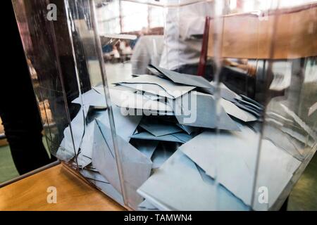 (190526) -- Strasbourg, 26 mai 2019 (Xinhua) -- Une urne est vu dans un bureau de vote à Strasbourg, France, le 26 mai 2019. Le Parlement européen (UE) élections a commencé en France le dimanche. (Xinhua/Martin Lelievre) Banque D'Images