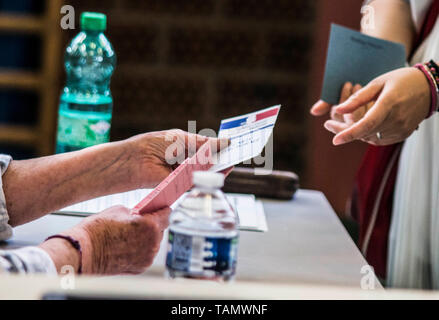 (190526) -- Strasbourg, 26 mai 2019 (Xinhua) -- une femme se prépare à voter à un bureau de scrutin à Strasbourg, France, le 26 mai 2019. Le Parlement européen (UE) élections a commencé en France le dimanche. (Xinhua/Martin Lelievre) Banque D'Images