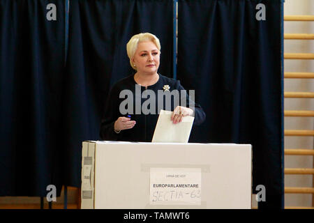 (190526) -- Bucarest, le 26 mai 2019 (Xinhua) -- Le Premier ministre roumain Dancila Viorica votes dans un bureau de vote de Bucarest, Roumanie, 26 mai 2019. Le Parlement européen (UE) élections a commencé en Roumanie le dimanche. (Xinhua/Cristian Cristel) Banque D'Images