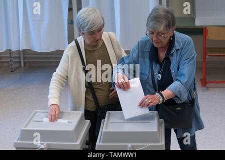 (190526) -- Budapest, 26 mai 2019 (Xinhua) -- Deux femmes voter au bureau de scrutin durant les élections au Parlement européen de Budapest, Hongrie le 26 mai 2019. (Xinhua/Volgyi Attila) Banque D'Images