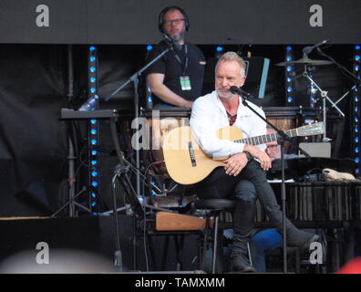 MILAN, Italie : 26 mai 2019 : Sting, célèbre guitariste et chanteur, pendant les répétitions de l'orchestre et test acoustique de la place Duomo Milan pour Radio Italia. Banque D'Images