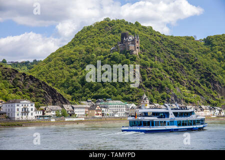 Bateau d'excursion à St Goarshausen, au-dessus du château Katz, site du patrimoine mondial de l'UNESCO, Vallée du Haut-Rhin moyen, Rhénanie-Palatinat, Allemagne Banque D'Images