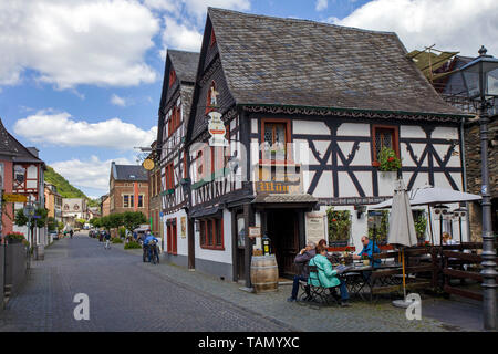 Kurpfälzische Münze, Weinlokal en Fachwerkhaus altem, Bacharach, Landkreis Oberes Mittelrheintal, Mayence-bingen, Rheinland-Pfalz, Deutschland | Kurpfae Banque D'Images