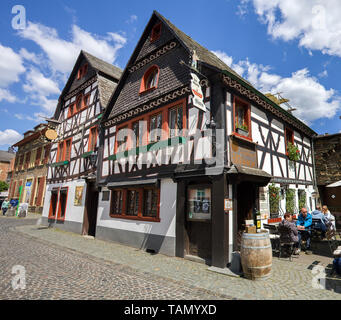 Kurpfälzische Münze, Weinlokal en Fachwerkhaus altem, Bacharach, Landkreis Oberes Mittelrheintal, Mayence-bingen, Rheinland-Pfalz, Deutschland | Kurpfae Banque D'Images