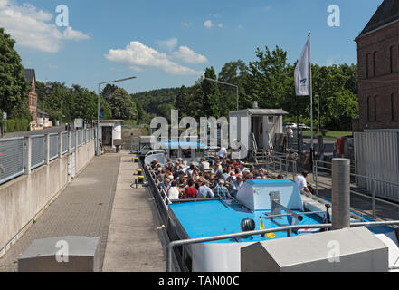 Bateau touristique dans une écluse à Limburg an der Lahn Allemagne hesse Banque D'Images