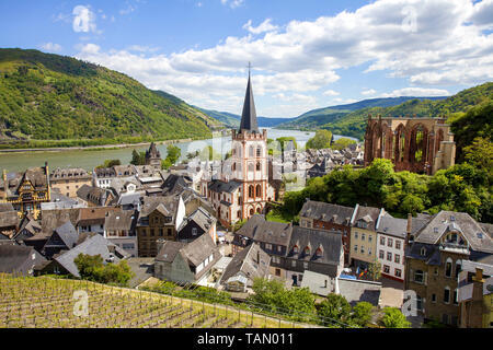 Vue de la tour 'Postenturm» sur Bacharach avec Saint Pierre Eglise et Werner chapelle, Vallée du Haut-Rhin moyen, Rhénanie-Palatinat, Allemagne Banque D'Images