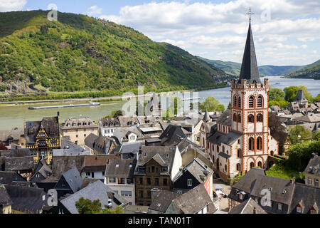Vue depuis la tour de perspective 'Postenturm» sur Bacharach avec Saint Pierre, l'église de la vallée du Haut-Rhin moyen, Rhénanie-Palatinat, Allemagne Banque D'Images