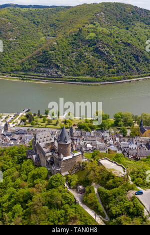Vue aérienne, le château de Stahleck Bacharach, site du patrimoine mondial de l'UNESCO, Vallée du Haut-Rhin moyen, Rhénanie-Palatinat, Allemagne Banque D'Images