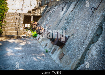 Les boulons d'ancrage dans le mur de béton, la protection de la maison de tomber en bas de la pente Banque D'Images