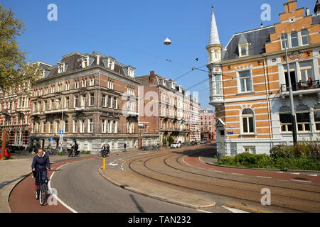 AMSTERDAM, Pays-Bas - 14 avril 2019 : façades anciennes hollandais traditionnel situé sur la rue le long du fleuve Amstel Weesperzijde Banque D'Images