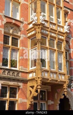 AMSTERDAM, Pays-Bas - 14 avril 2019 : Maison avec les hobgobelins (Huis met de kabouters), façades anciennes néerlandais situé sur la rue Ceintuurbaan (De Pijp) Banque D'Images