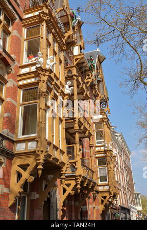 AMSTERDAM, Pays-Bas - 14 avril 2019 : Maison avec les hobgobelins (Huis met de kabouters), façades anciennes néerlandais situé sur la rue Ceintuurbaan (De Pijp) Banque D'Images