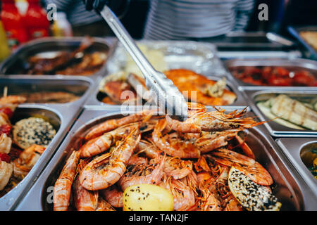 Plateau avec beaucoup de crevettes frites dans le restaurant de la rue Banque D'Images