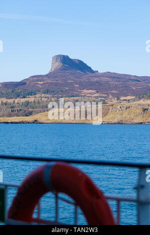 L'imposant Ann Sgurr sur l'île de Eigg vu depuis le ferry. Banque D'Images