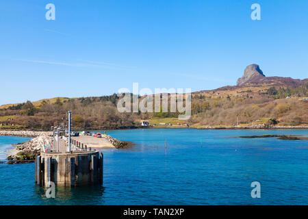 Ann Sgurr sur l'île de Eigg vu depuis le ferry arrivant au port. Banque D'Images