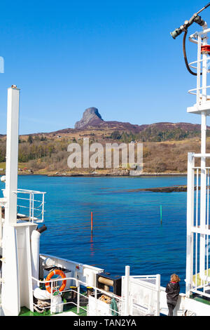 Ann Sgurr sur l'île de Eigg vu depuis le ferry arrivant au port. Banque D'Images