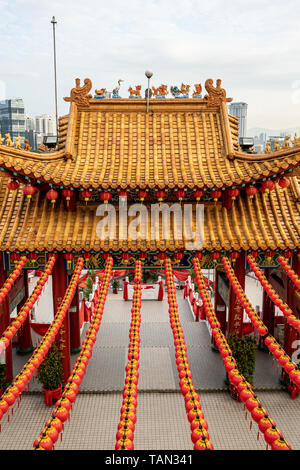 Lanternes rouges sur l'entrée du Temple de Thean Hou Temple, Kuala Lumpur, Malaisie où l'Thean Hou Temple est le plus ancien temple bouddhiste en sou Banque D'Images