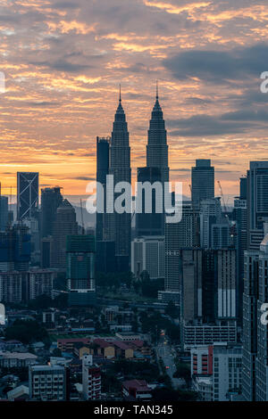 KUALA LUMPUR, MALAISIE - 20 Février 2019 : Les Tours Petronas juste avant le lever du soleil avec un ciel lumineux moody Banque D'Images