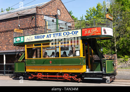 Vintage double-decker, open-top tram en Black Country Living Museum, Dudley, West Midlands, England, United Kingdom Banque D'Images