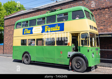 Les écoliers à bord vintage double-decker tram en Black Country Living Museum, Dudley, West Midlands, England, United Kingdom Banque D'Images