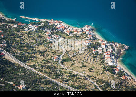 Une vue aérienne du village de Drasnice situé sur la Riviera de Makarska, Croatie Banque D'Images