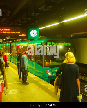 FRANKFURT AM MAIN, ALLEMAGNE - 31 août 2018 : Train arrivant au métro bondé, plate-forme de Francfort, Allemagne Banque D'Images