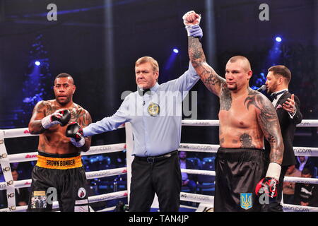 Kuderov juge Oleg main levée de heavyweight Andrey (Andreï Rudenko) après avoir battu le Britannique Jone Volau sur la bague à l'Ice Palace à Brovary, banlieue de Kiev. Banque D'Images