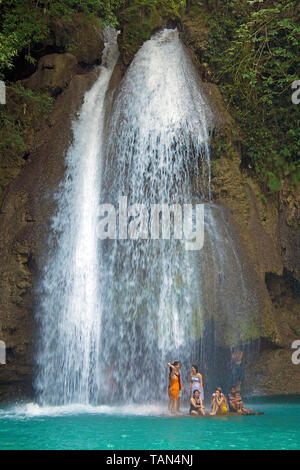 Kawasan-Wasserfälle Die Im Dschungel, Cebu, Visayas, Philippinen | Chutes de Kawasan au jungle, Cebu, Visayas, Philippines Banque D'Images