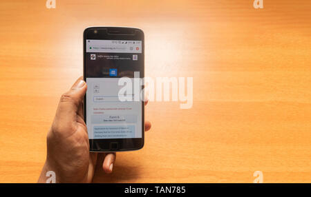 Maski, Inde,27 Mai 2019:Concept d'application voter ID card en ligne à l'aide de téléphone mobile Banque D'Images