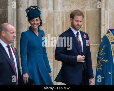 Son Altesse Royale le prince Harry et la duchesse de Cambridge de quitter l'abbaye de Westminster après le service de commémoration et d'action sur l'ANZAC day. Avec : Catherine, duchesse de Cambridge, Kate Middleton, prince Harry, duc de Sussex, où : London, Royaume-Uni Quand : 25 Avr 2019 Crédit : Wheatley/WENN Banque D'Images