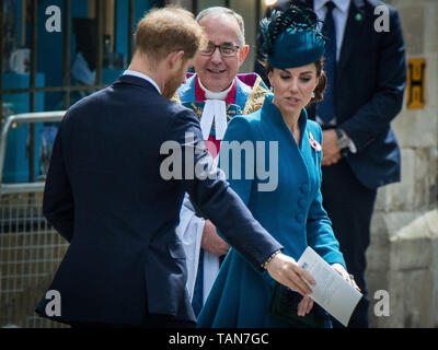 Son Altesse Royale le prince Harry et la duchesse de Cambridge de quitter l'abbaye de Westminster après le service de commémoration et d'action sur l'ANZAC day. Avec : Catherine, duchesse de Cambridge, Kate Middleton, prince Harry, duc de Sussex, où : London, Royaume-Uni Quand : 25 Avr 2019 Crédit : Wheatley/WENN Banque D'Images