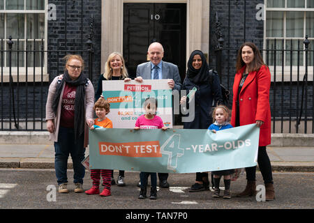 Les enfants d'âge préscolaire Patel (Safa) haut rose, Alex Harrison (orange en haut) et Isla Tart (bleu en haut) avec leurs parents et Tracy Brabin MP (à gauche), Ministre de l'ombre (Premières années) et Jack DROMEY (2L) (Ministre de l'ombre pour les Pensions) offrir une pétition à la signature 65 000 10 Downing Street appelant à un arrêt de l'essai des plans pour quatre ans lorsqu'ils commencent l'école. La protestation a été organisée par plus d'un score, l'alliance des parents, des enseignants, des chefs et des experts en éducation, travailler ensemble pour demander des changements à la politique du gouvernement sur les tests normalisés. Ils soulignent que, depuis 2020, les élèves Banque D'Images