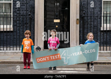 Les enfants d'âge préscolaire Patel (Safa) haut rose, Alex Harrison (orange en haut) et Isla Tart (bleu en haut) proposer une pétition à la signature 65 000 10 Downing Street appelant à un arrêt de l'essai des plans pour quatre ans lorsqu'ils commencent l'école. La protestation a été organisée par plus d'un score, l'alliance des parents, des enseignants, des chefs et des experts en éducation, travailler ensemble pour demander des changements à la politique du gouvernement sur les tests normalisés. Ils soulignent que, depuis 2020, les élèves seront confrontés à des tests normalisés en réception, année 1, année 2, année 4 et année 6. Doté d''atmosphère : où : Londres, Royaume-Uni W Banque D'Images