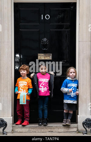 Les enfants d'âge préscolaire Patel (Safa) haut rose, Alex Harrison (orange en haut) et Isla Tart (bleu en haut) proposer une pétition à la signature 65 000 10 Downing Street appelant à un arrêt de l'essai des plans pour quatre ans lorsqu'ils commencent l'école. La protestation a été organisée par plus d'un score, l'alliance des parents, des enseignants, des chefs et des experts en éducation, travailler ensemble pour demander des changements à la politique du gouvernement sur les tests normalisés. Ils soulignent que, depuis 2020, les élèves seront confrontés à des tests normalisés en réception, année 1, année 2, année 4 et année 6. Doté d''atmosphère : où : Londres, Royaume-Uni W Banque D'Images