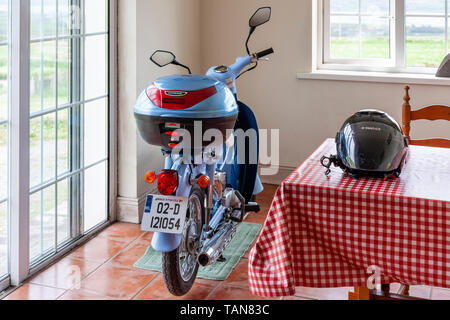 Peu Honda Cub cyclomoteur Banque D'Images