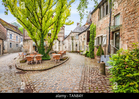 Rue pavée de la vieille ville de Durbuy, Belgique. Banque D'Images