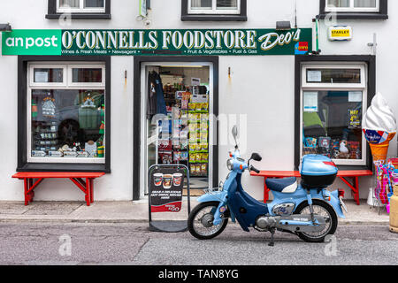 Bureau de poste dans le comté de Kerry Irlande Cahersiveen avec Honda Cub Banque D'Images