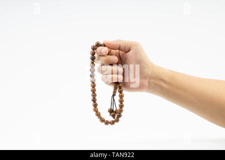 Main tenant un chapelet musulman Tasbih ou sur fond blanc. L'espace de copie et selective focus Banque D'Images