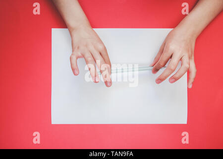 Espace copie vierge lettre stylo à la main sur fond rouge. Banque D'Images