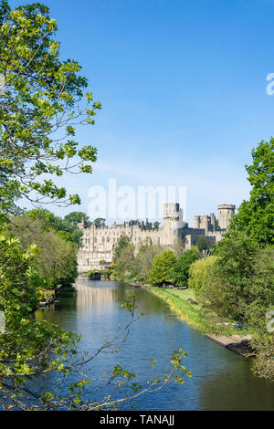 Le Château de Warwick médiévale à travers Rivière Avon, Warwick, Warwickshire, Angleterre, Royaume-Uni Banque D'Images