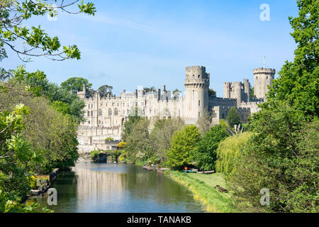 Le Château de Warwick médiévale à travers Rivière Avon, Warwick, Warwickshire, Angleterre, Royaume-Uni Banque D'Images