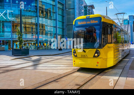 Manchester, UK - 18 mai 2018 : tramway Metrolink train léger dans le centre-ville de Manchester, au Royaume-Uni. Le système a 77 arrêts le long de 78,1 km et traverse des s Banque D'Images